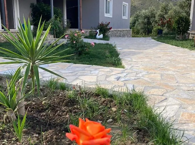 Lani Luxury Qeparo